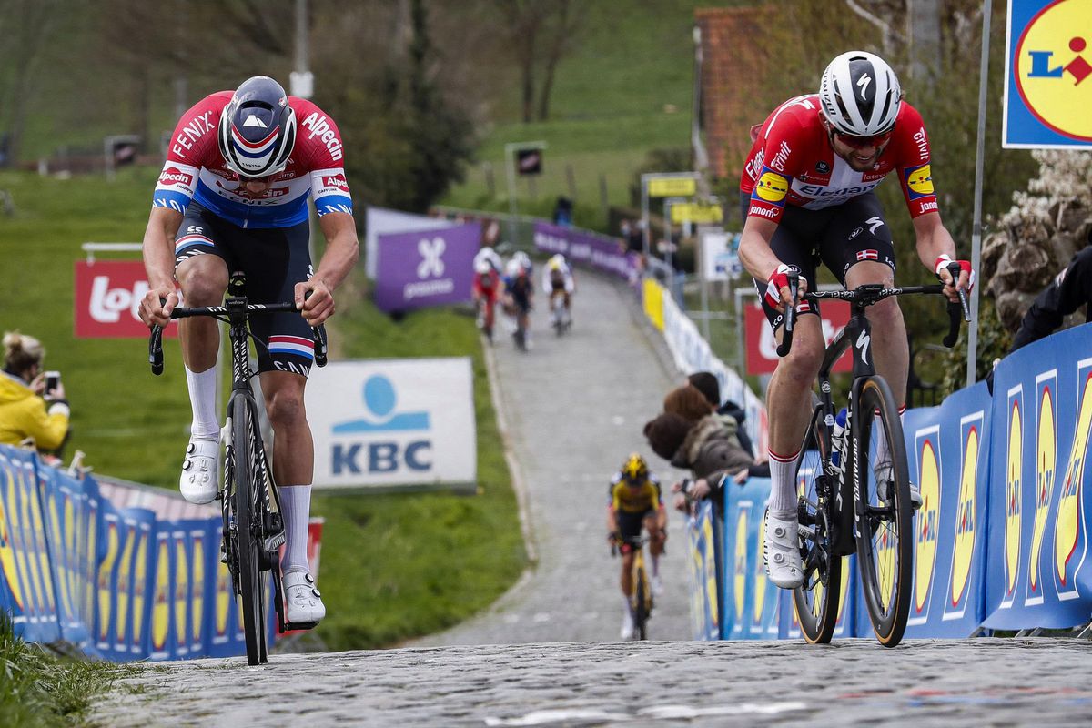 Ronde van Vlaanderen 2021 - Tour of Flanders - 105th Edition - Antwerp - Oudenaarde 263,7 km - 04/04/2021 - Paterberg - Mathieu Van Der Poel (NED - Alpecin-Fenix) - Kasper Asgreen (DEN - Deceuninck - Quick-Step) - photo Tim van Wichelen/CV/BettiniPhotoÂ©2021 