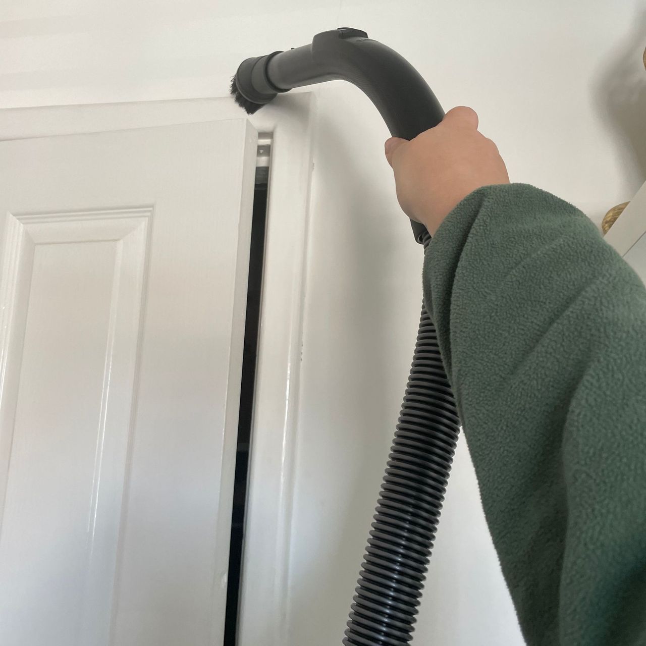 Using the Miele Guard M1 Cat &amp; Dog cleaning nozzle to clean the tops of doors