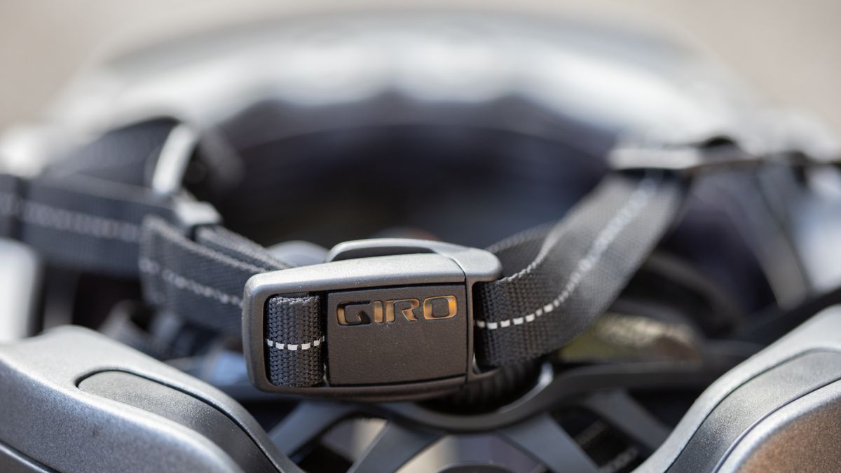 Giro Ethos MIPS Fidlock buckle closed