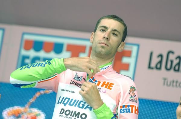 Vincenzo Nibali (Liquigas - Doimo) zips up the pink jersey.