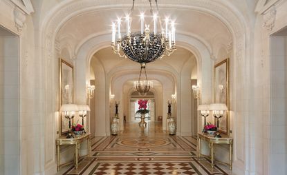 Shangri-La Paris - hallway