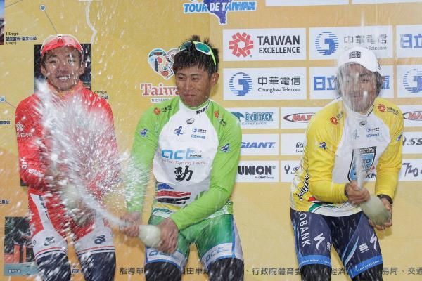 Chun Kai Feng (Action Cycling Team) celebrates on the podium.