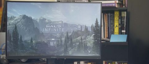 En HP Omen 27c-skærm foran en bogreol med spillet Halo Infinite på skærmen. 