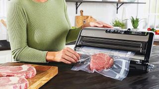 FoodSaver FM5200 Series 2-in-1 Vacuum Sealer