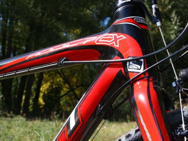 The two-down, one-up cable routing won't be to everyone's liking but it admittedly works well, and the brake cable doesn't interfere with our shoulder the way we figured it would