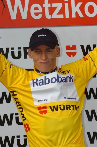 Robert Gesink (Rabobank) is on the podium and still in yellow.