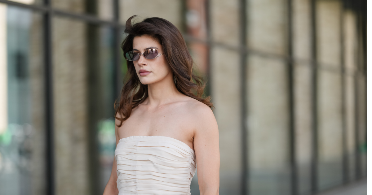 Dyson Airwrap 2x Review Lea Naumann wears a strapless / sleeveless, ruched cream top. 