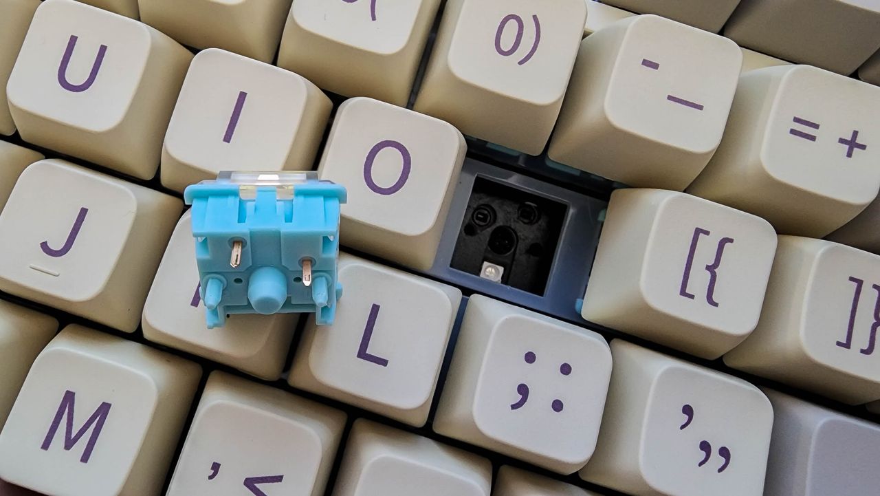 Epomaker RT100 on a desk pad