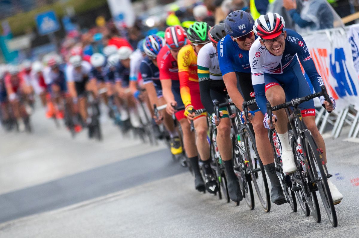 Scott Davies string out the peloton