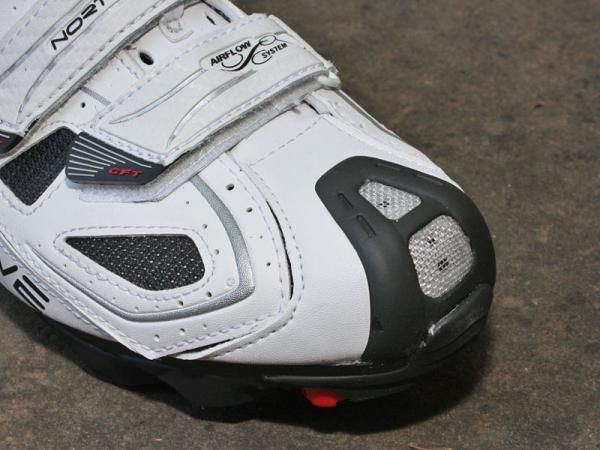 Even though the metallic mesh is mostly obscured, the toe vent is still surprisingly effective at bringing in cooling air.