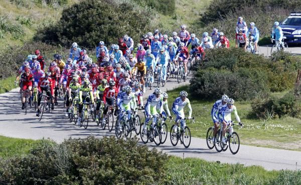 The riders chase the early break