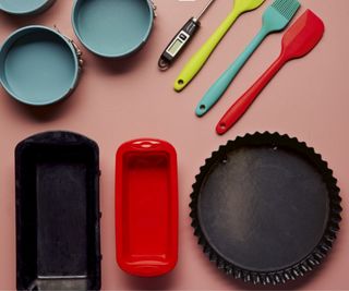 Air fryer accessories: a cake tin, flan tin, and silicone spatulas