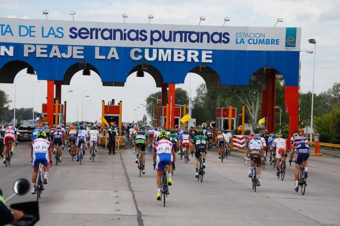 The peloton during stage 1 od the Tour de San Luis.