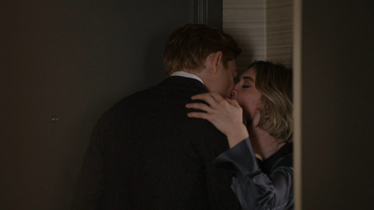 Domhnall Gleeson and Chelsea Frei kissing in The Paper.