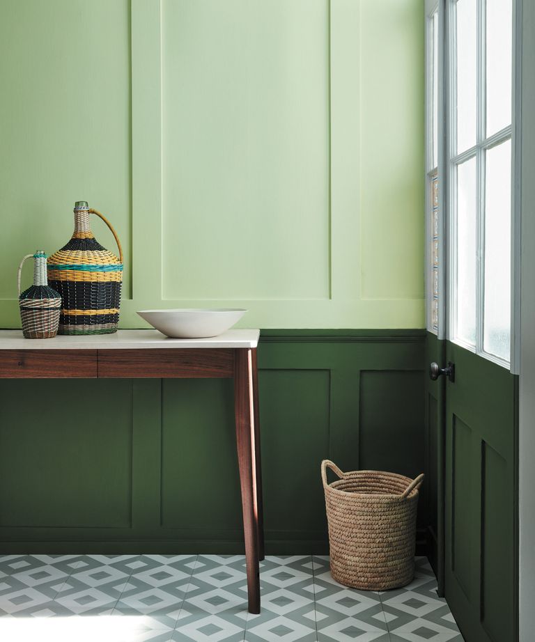 9 colors that go with dark green: expert pairings we love | Homes and Gardens