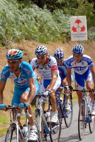 The early break included Laurent Lefevre (BBox Bouyges Telecom), Angel Mate Mardones (Serramenti PVC Diquigiovanni), Hector Gonzalez Baeza (Fuji-Servetto) and Jerome Pineau (Quick Step).