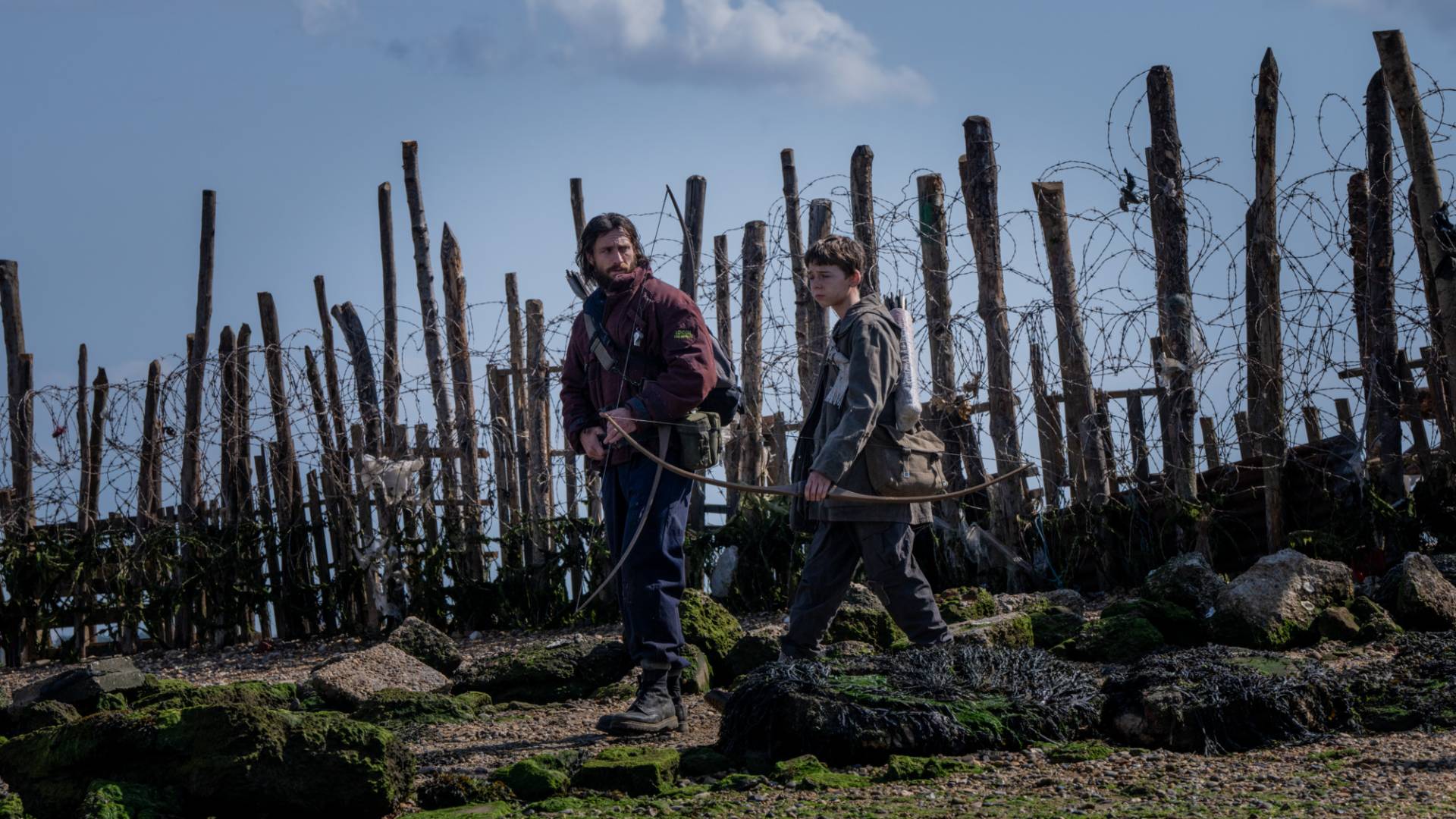 Jamie and Spike running away from a horde of Infected in Danny Boyle&#039;s 28 Years Later