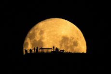 A magnificent moon view at Victoria Lookout Point in Wellington, New Zealand.