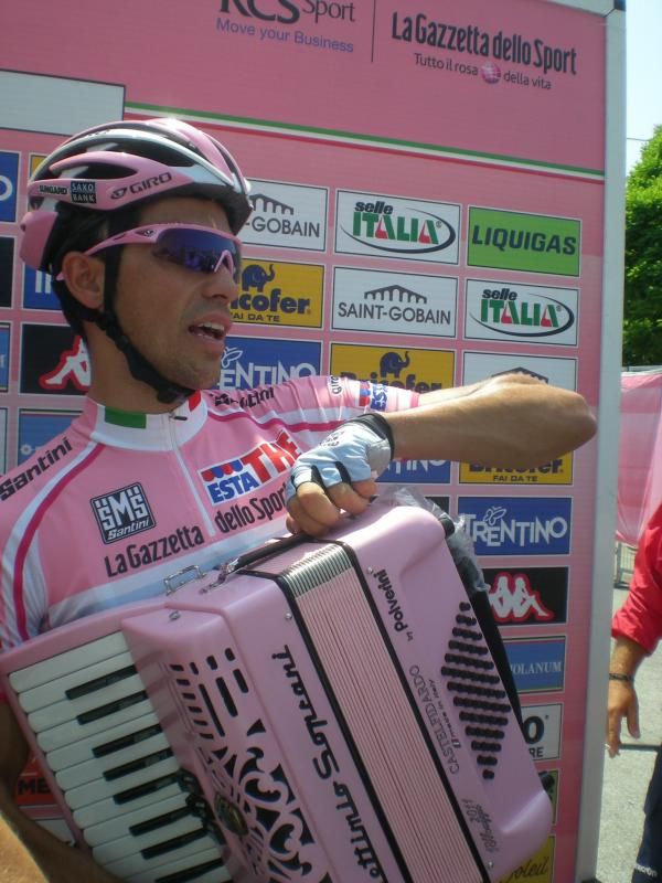 Alberto Contador (Saxo Bank Sungard) plays a pink instrument