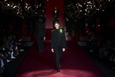 Dolce & Gabbana at Milan Fashion Week Men’s A/W 2025 featuring model in black suit on a red runway