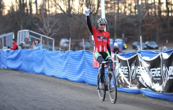 Jeremy Powers (Cannondale p/b cyclocrossworld.com) salutes his victory.