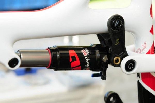 The molded carbon fiber swing link reportedly weighs just 44g.