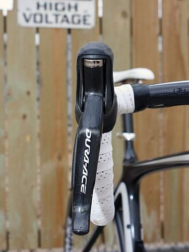 The Di2 levers use a similar outward cant as on 7900.