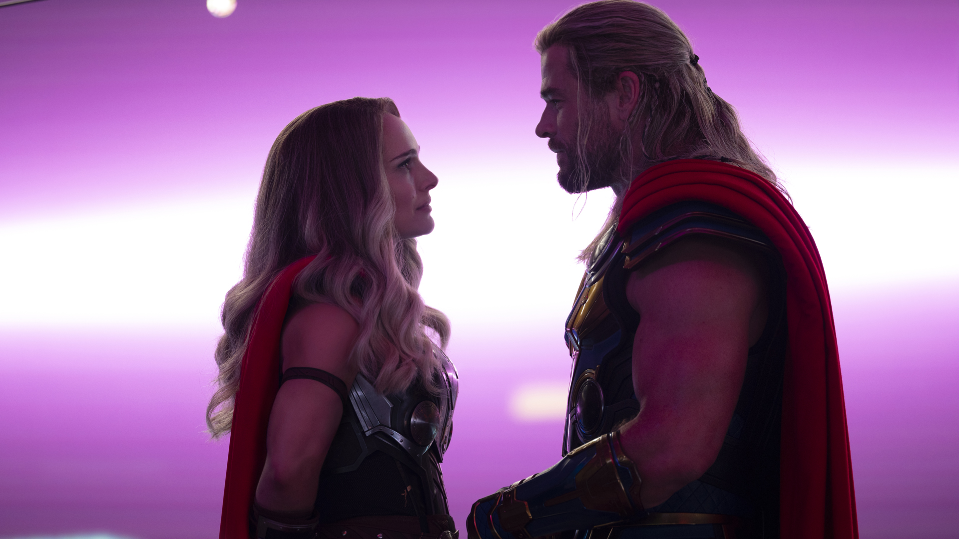Thor dan Jane Foster berdiri berhadap-hadapan di alam lain di Thor: Love and Thunder