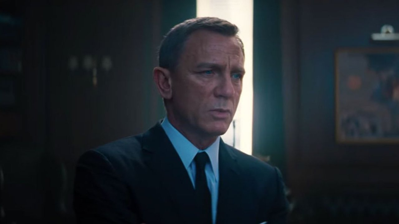 Daniel Craig stands with a look of concern in No Time To Die.