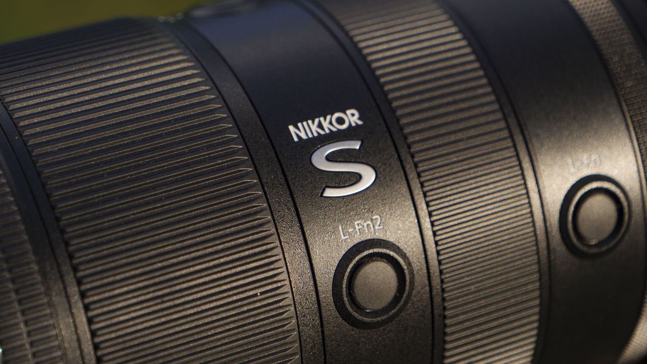 Close up of the Nikon Z 70-200mm f/2.8 VR S II lens' controls and pro 'S' label