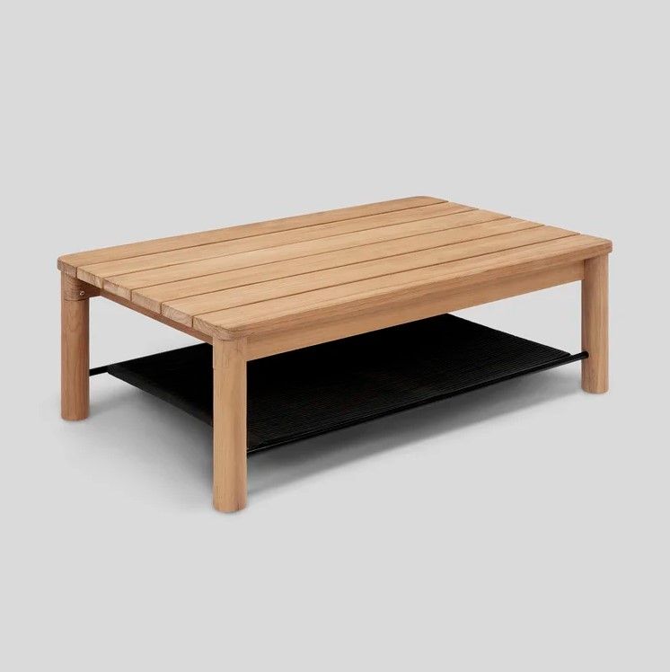 Meja kopi kayu dengan rak besi