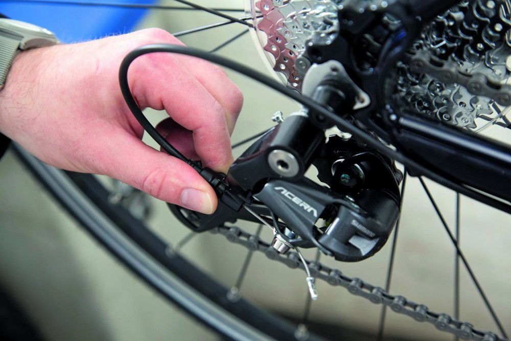 gebruik barrel adjuster op achterderailleur