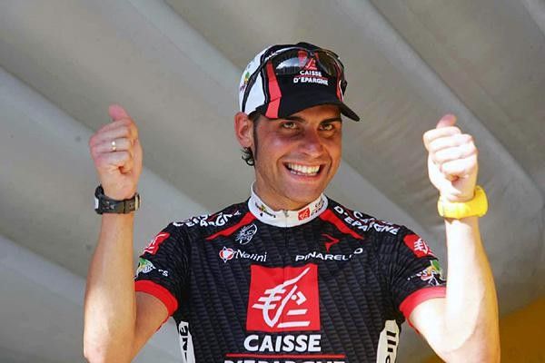Oscar Pereiro (Caisse d'Epargne) gives the thumbs up