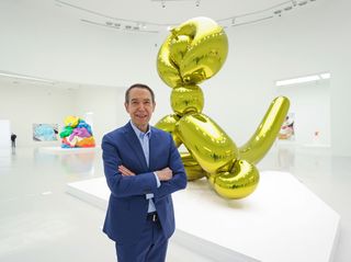 Jeff Koons poses during a press preview of his exhibition 'Lost in America' on November 20, 2021 at Qatar Museums Gallery Al Riwaq in Doha