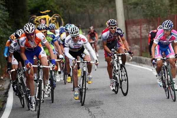 Robert Gesink (Rabobank) heads the race on the slopes of the San Fermo Della Battaglia.
