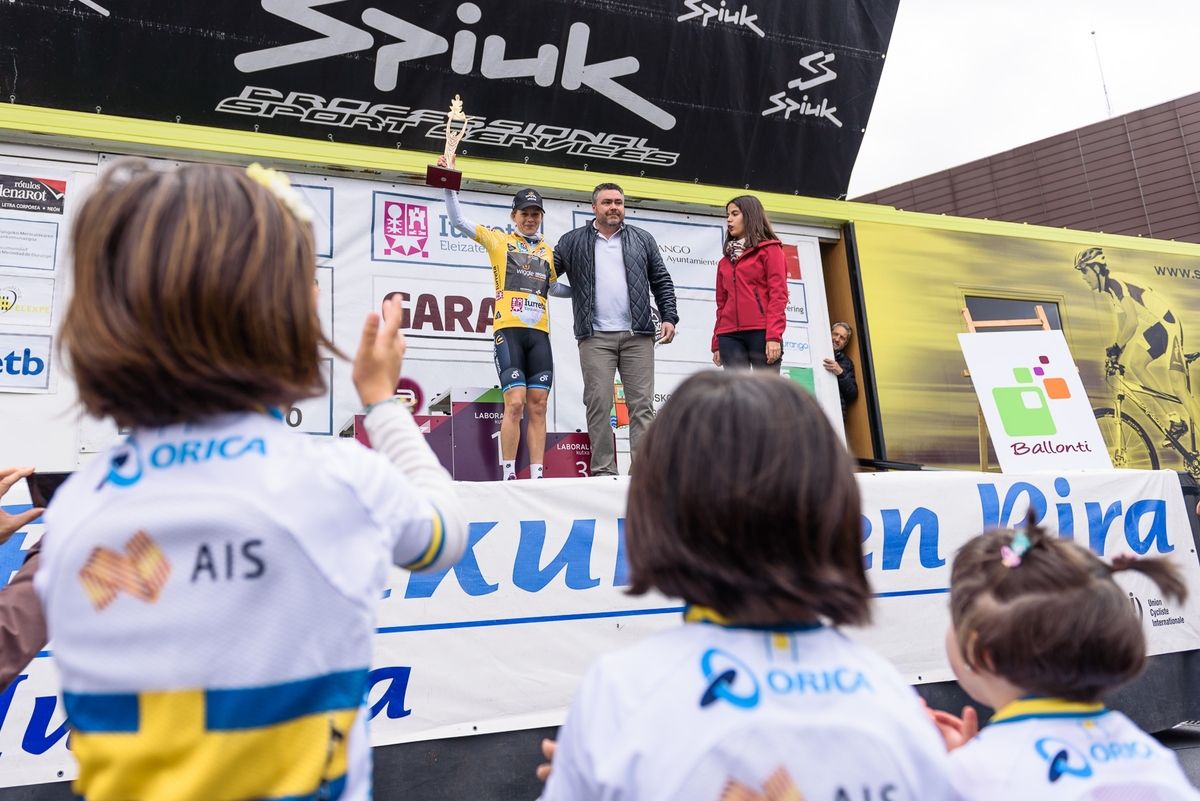 Emma Johansson on the final Emakumeen Bira podium.
