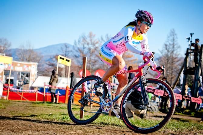 Ayako Toyooka (Panasonin Ladies) leads from her rivals at the final lap