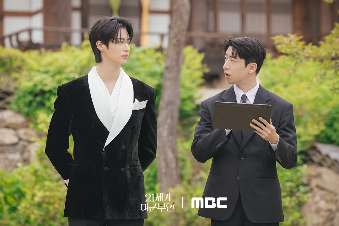 Byeon Woo-seok as Crown Prince I-AN stands next to his aide Choi Hyeon in 'Perfect Crown'