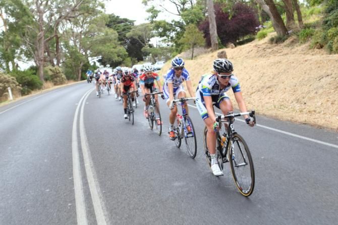 Gracie Elvin (Orica - AIS) leads the bunch, followed by Jo Hogan (Team Jayco-VIS)