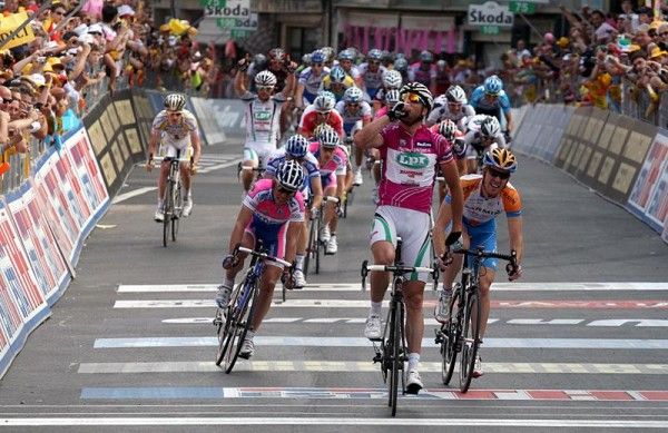 Alessandro Petacchi (LPR Brakes-Farnese Vini) wins Giro d'Italia stage three ahead of Tyler Farrar (Garmin-Slipstream), r, in Valdobbiadene.