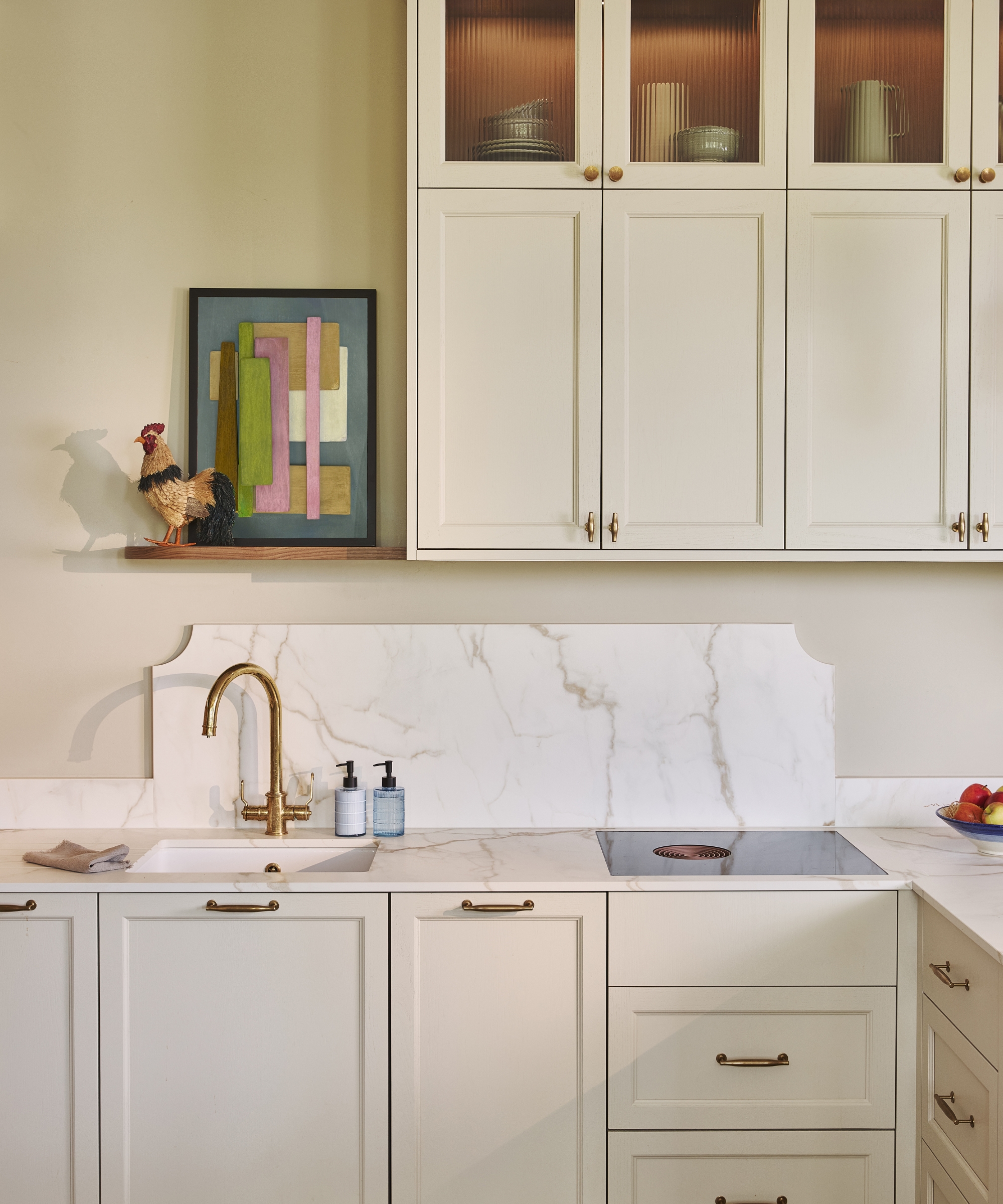 A white marble upstand frames a cream kitchen
