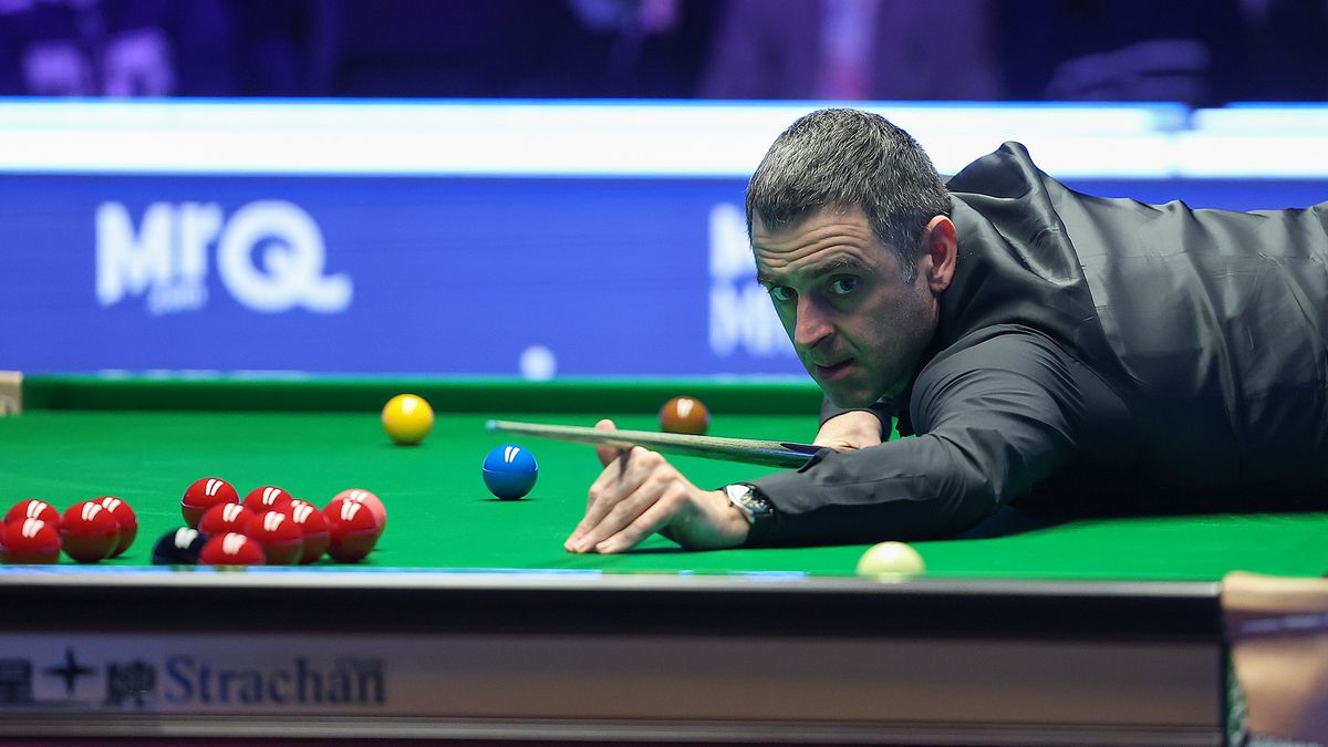 &quot;The Rocket&quot; Ronnie O&#039;Sullivan of England lines up a shot for the Masters snooker 2025 in London, England.