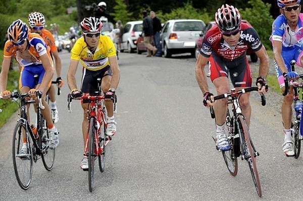Valverde spots Evans' attack and then goes after him.