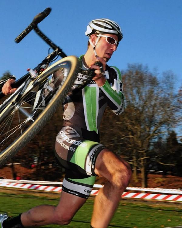 Jeremy Powers (Cannondale-Cyclocrossworld) chasing his teammate.
