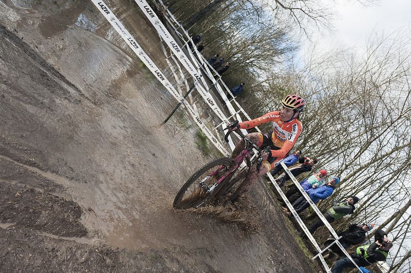 Nikki Harris (Boels Dolmans CT) en route to victory at the British National Cyclo-cross championships.