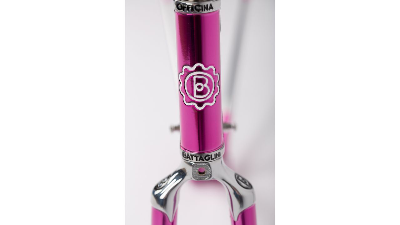 The fork shoulders also feature chrome lugging