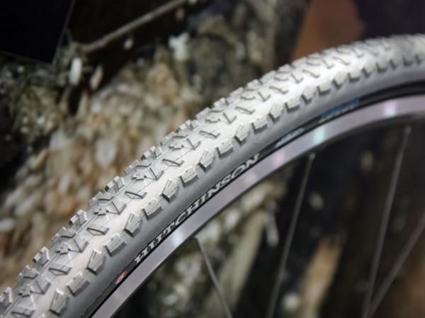 Hutchinson has revised its tubeless ready cyclo-cross tires with the same carbon fiber bead as its Road Tubeless range, allowing for a tighter fit and lower operating pressures than before.