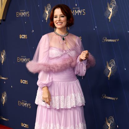 parker posey 2025 emmys red carpet 