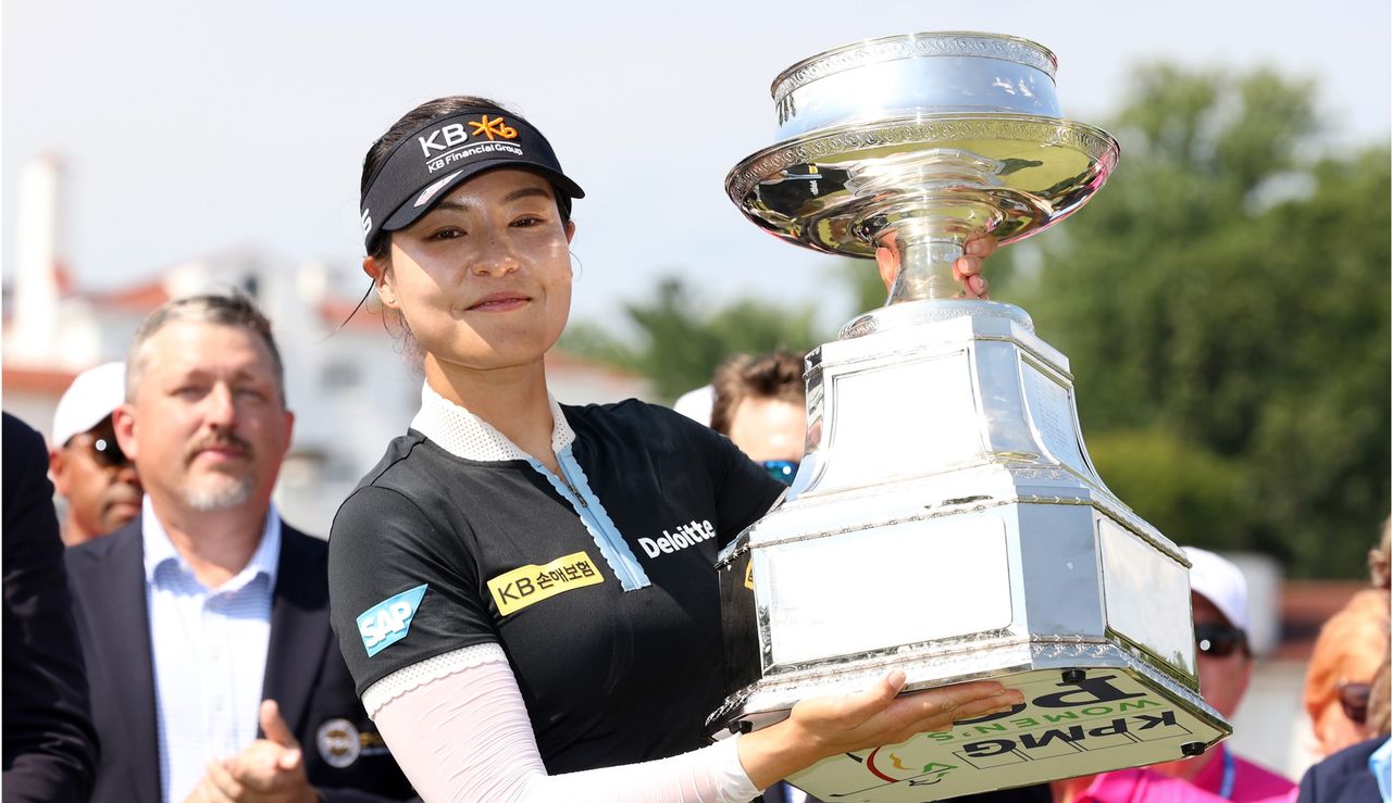 Chun holds the KPMG Women&#039;s PGA Championship trophy