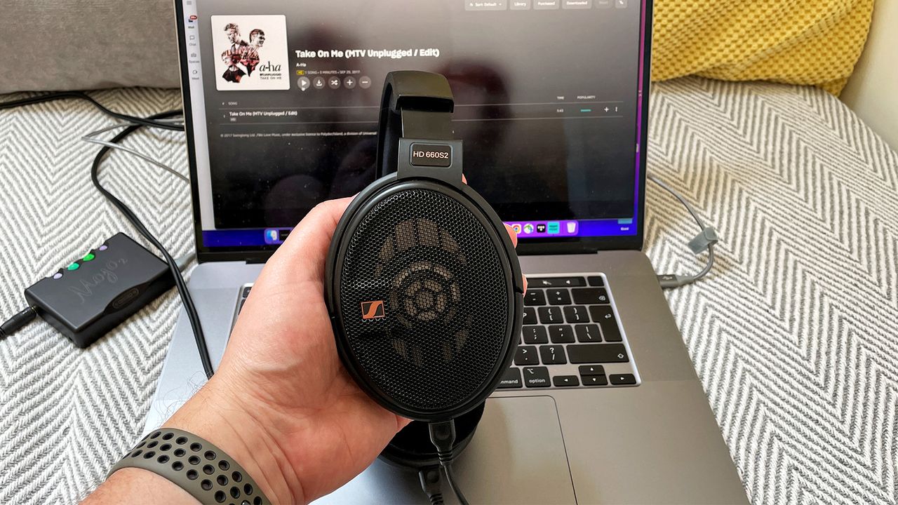 Over-ear headphones: Sennheiser HD 660S2